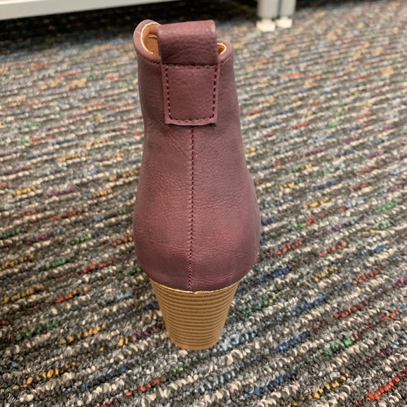 Wine Valerie Front V-cut Closed Toe Heel Bootie - Picture 5 of 7